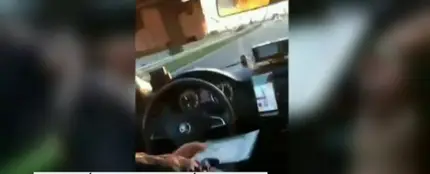 Imagen de un taxista esnifando cocaína Imagen de un taxista esnifando cocaína