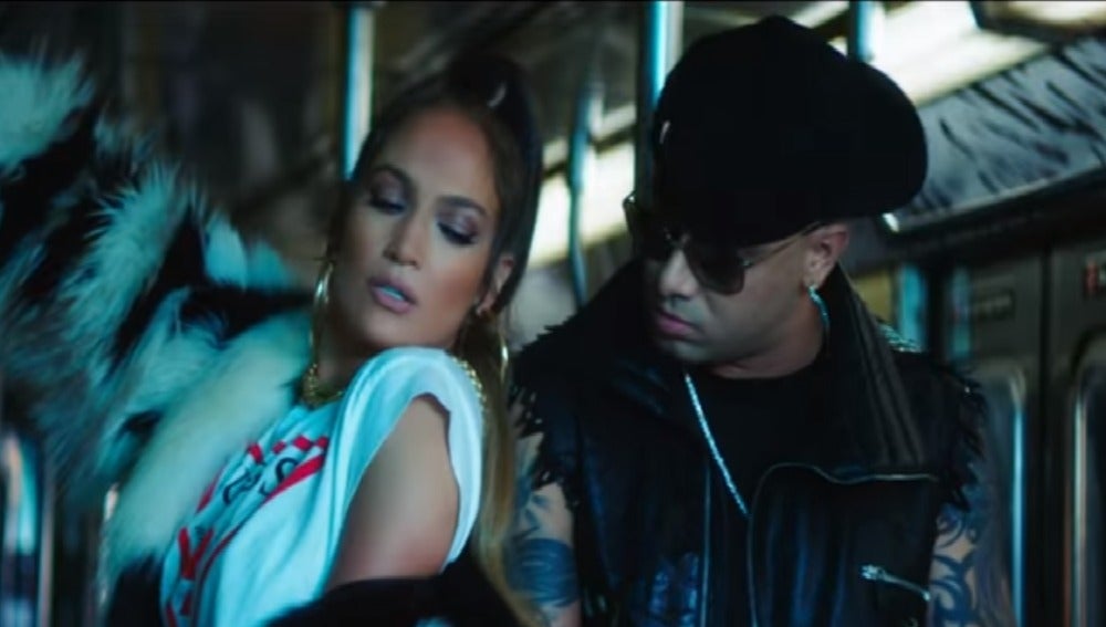 Jennifer López y Wisin en el videoclip de 'Amor, amor, amor'