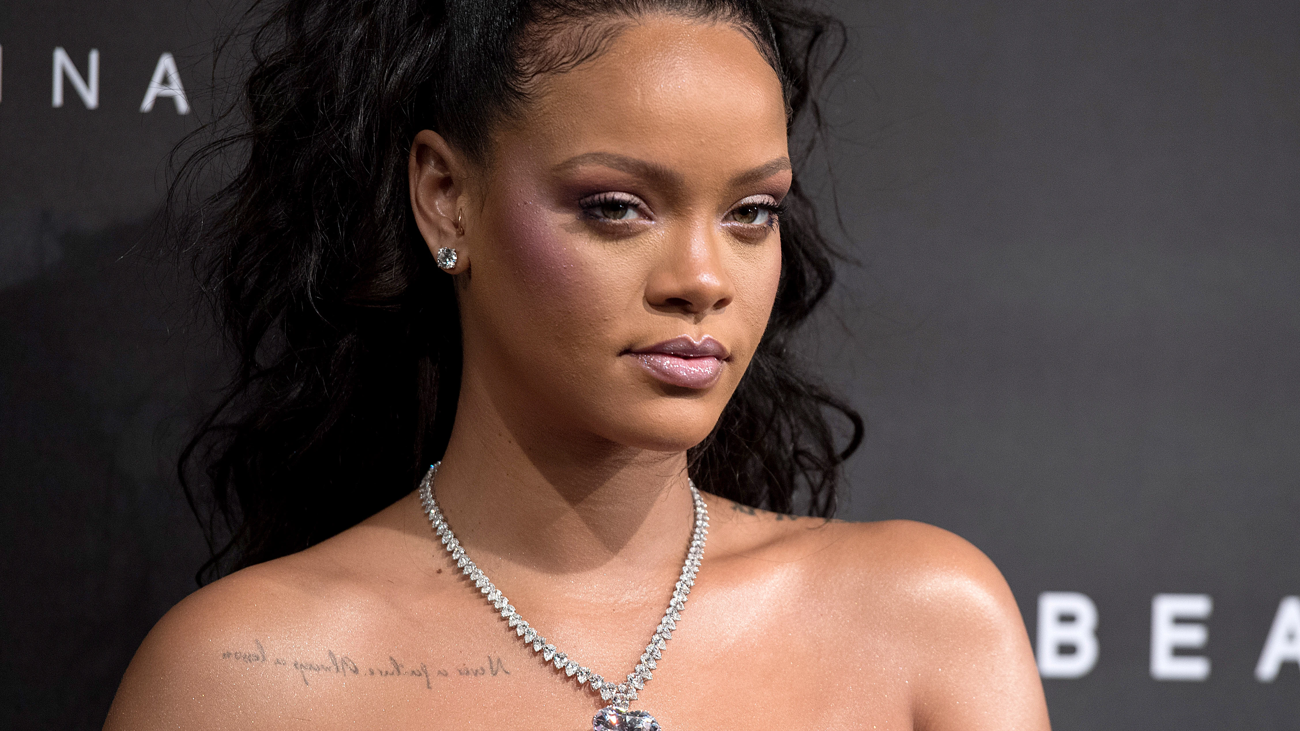 Rihanna presenta su l&iacute;nea de maquillaje, Fenty Beauty, en Londres