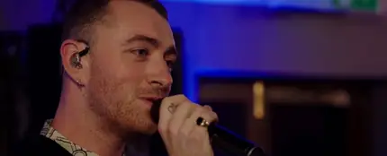 Sam Smith aparece por sorpresa en la boda de dos novias Sam Smith aparece por sorpresa en la boda de dos novias