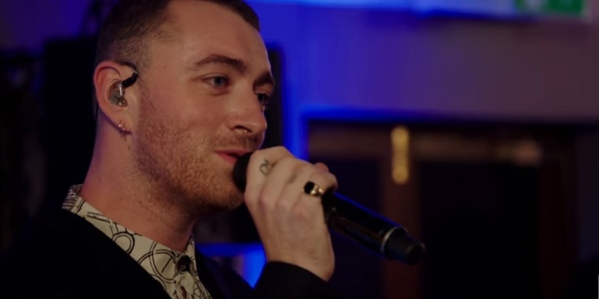 Sam Smith aparece por sorpresa en la boda de dos novias