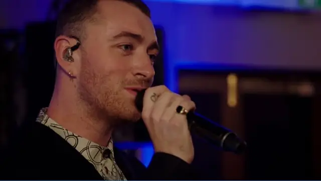 Sam Smith aparece por sorpresa en la boda de dos novias