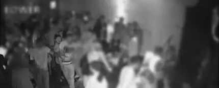 El joven arrojando ácido El joven arrojando ácido