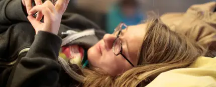 Una mujer usando el móvil Una mujer usando el móvil
