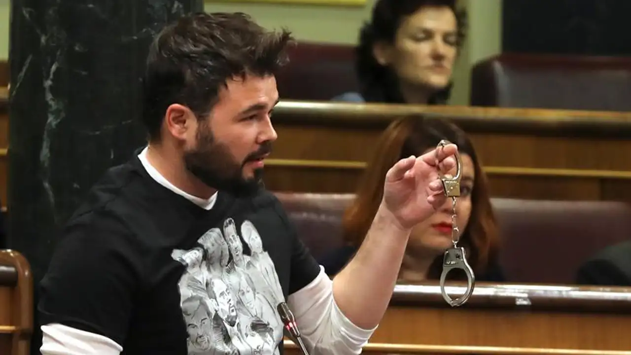 Gabriel Rufián con las esposas en el Congreso Gabriel Rufián con las esposas en el Congreso