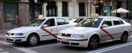 Dos taxis por las calles de Madrid