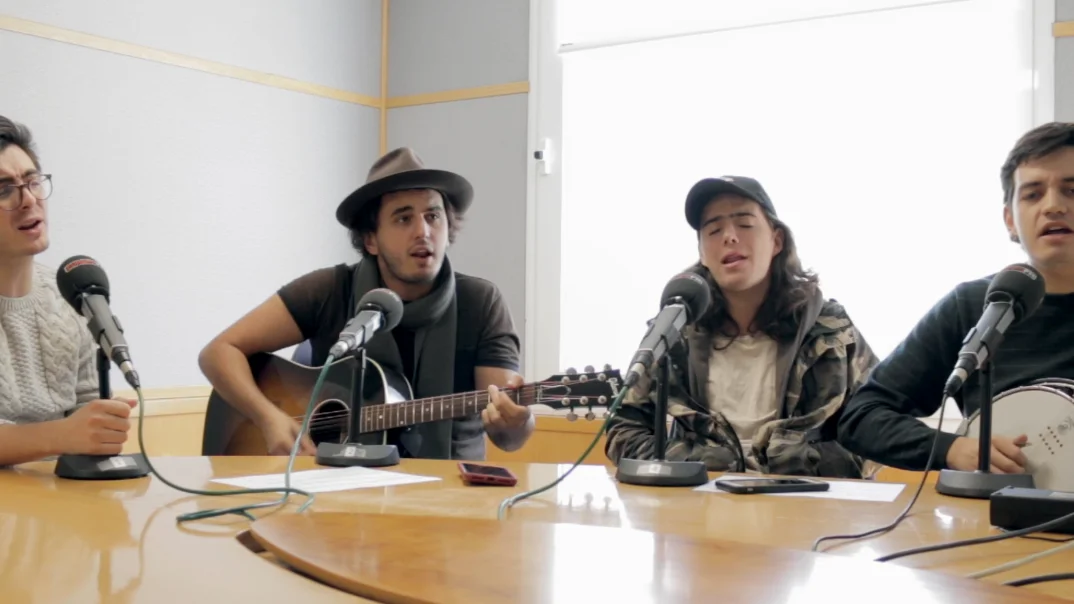 Morat interpretando 'Besos en guerra'