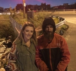 Imagen que la mujer subió con el indigente para recaudar fondos Imagen que la mujer subió con el indigente para recaudar fondos