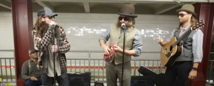 Maroon 5 actúa en el metro de Nueva York junto a Jimmy Fallon
