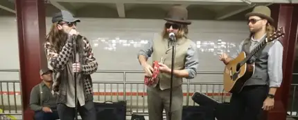 Maroon 5 actúa en el metro de Nueva York junto a Jimmy Fallon Maroon 5 actúa en el metro de Nueva York junto a Jimmy Fallon