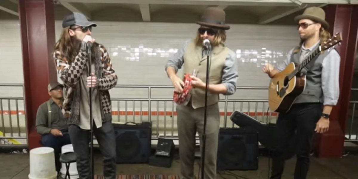 Maroon 5 actúa en el metro de Nueva York junto a Jimmy Fallon