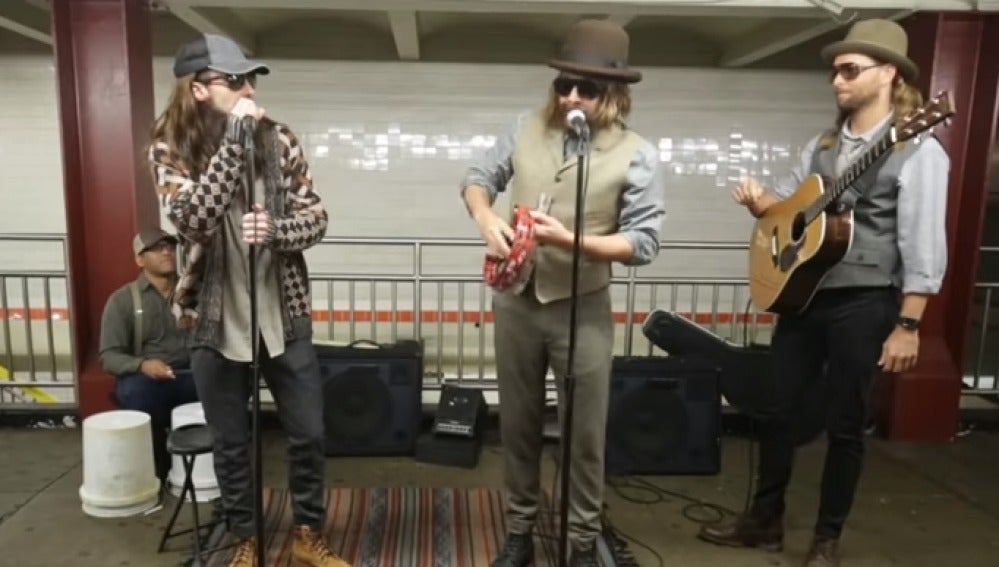 Maroon 5 actúa en el metro de Nueva York junto a Jimmy Fallon