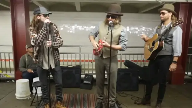 Maroon 5 actúa en el metro de Nueva York junto a Jimmy Fallon