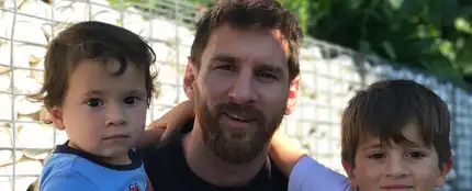 Leo Messi junto a sus hijos Mateo y Thiago Leo Messi junto a sus hijos Mateo y Thiago