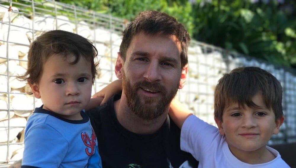 Leo Messi junto a sus hijos Mateo y Thiago