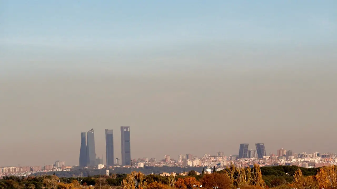 Vista de una capa de contaminación cubriendo la ciudad de Madrid Vista de una capa de contaminación cubriendo la ciudad de Madrid