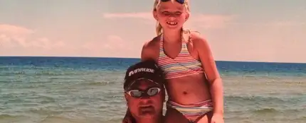 Bailey Sellers junto a su padre en un día en familia cuando ella era pequeña Bailey Sellers junto a su padre en un día en familia cuando ella era pequeña