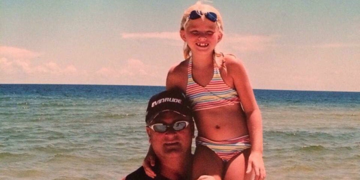 Bailey Sellers junto a su padre en un día en familia cuando ella era pequeña