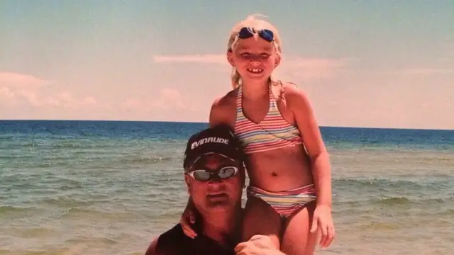 Bailey Sellers junto a su padre en un día en familia cuando ella era pequeña