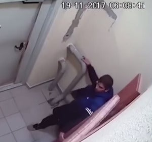Tarda tres horas en abrir la puerta de lo borracho que iba Tarda tres horas en abrir la puerta de lo borracho que iba