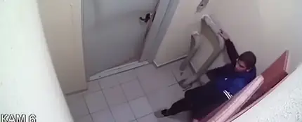 Tarda tres horas en abrir la puerta de lo borracho que iba Tarda tres horas en abrir la puerta de lo borracho que iba