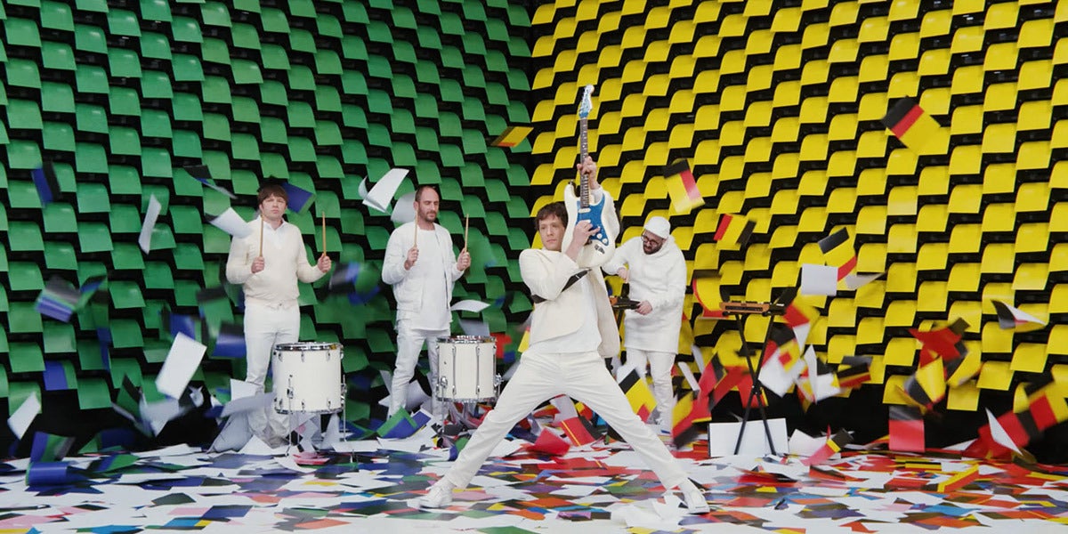 OK Go en el videoclip de 'Obsession'