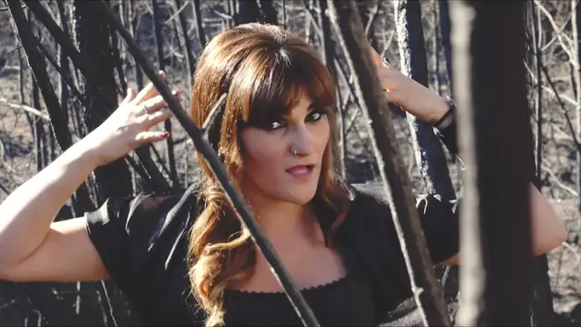 Rozalén en el videoclip 'La Puerta Violeta'