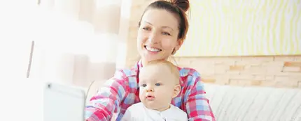 Una mujer haciéndose un selfie con su bebé Una mujer haciéndose un selfie con su bebé