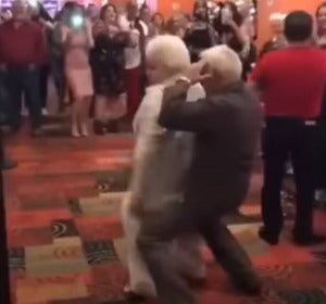 Una pareja de abuelos perreando en un casino en Miami Una pareja de abuelos perreando en un casino en Miami