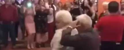 Una pareja de abuelos perreando en un casino en Miami Una pareja de abuelos perreando en un casino en Miami