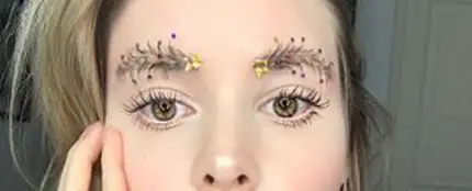 Las cejas decoradas como un árbol de Navidad Las cejas decoradas como un árbol de Navidad