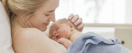 Imagen de archivo de una madre con su bebé Imagen de archivo de una madre con su bebé