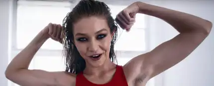Gigi Hadid en el calendario de Adviento de Love Magazine Gigi Hadid en el calendario de Adviento de Love Magazine