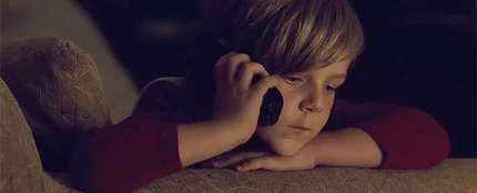 Niño con teléfono Niño con teléfono
