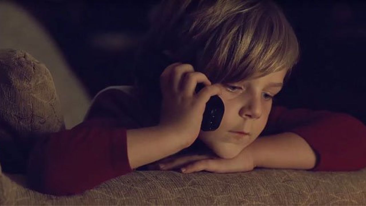 Niño con teléfono Niño con teléfono