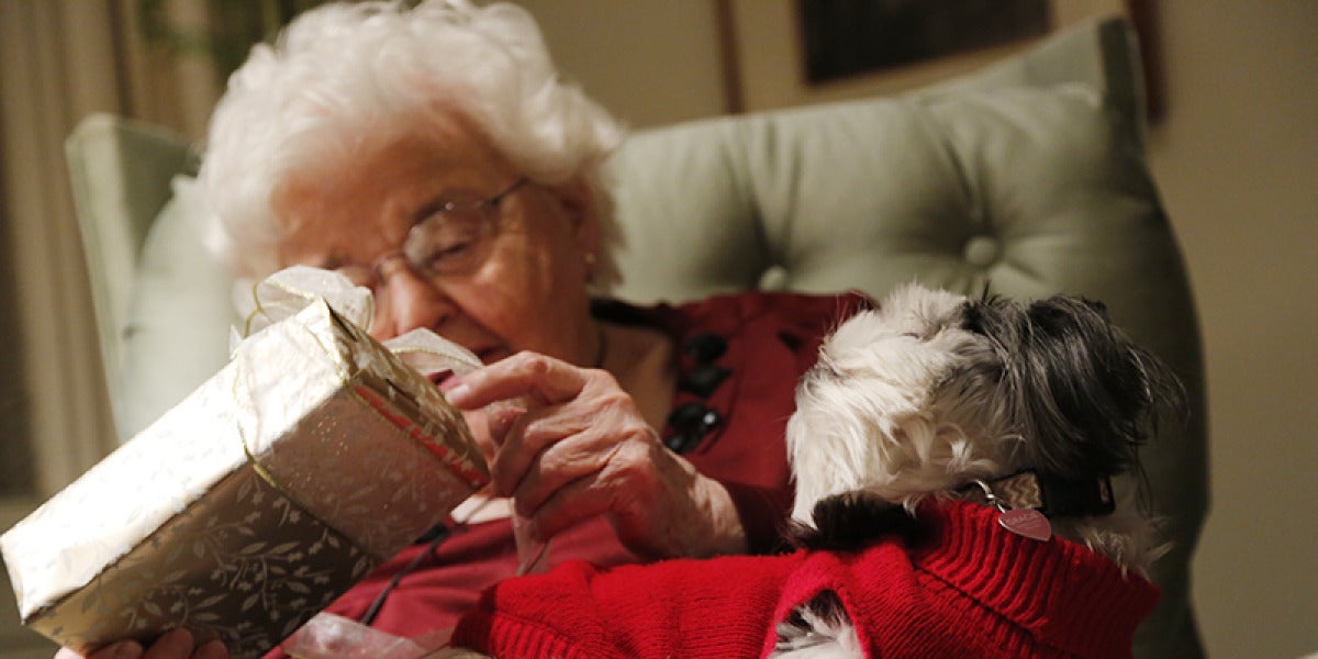 Abuela abriendo un regalo de Navidad