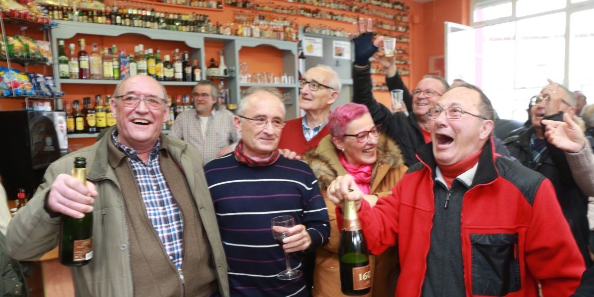 La Asociación de la Tercera Edad de la localidad zaragozana de Alagón celebra 'El Gordo'