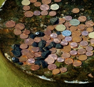Monedas en el fondo de una fuente Monedas en el fondo de una fuente