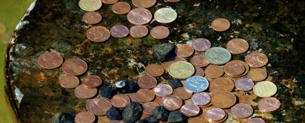 Monedas en el fondo de una fuente