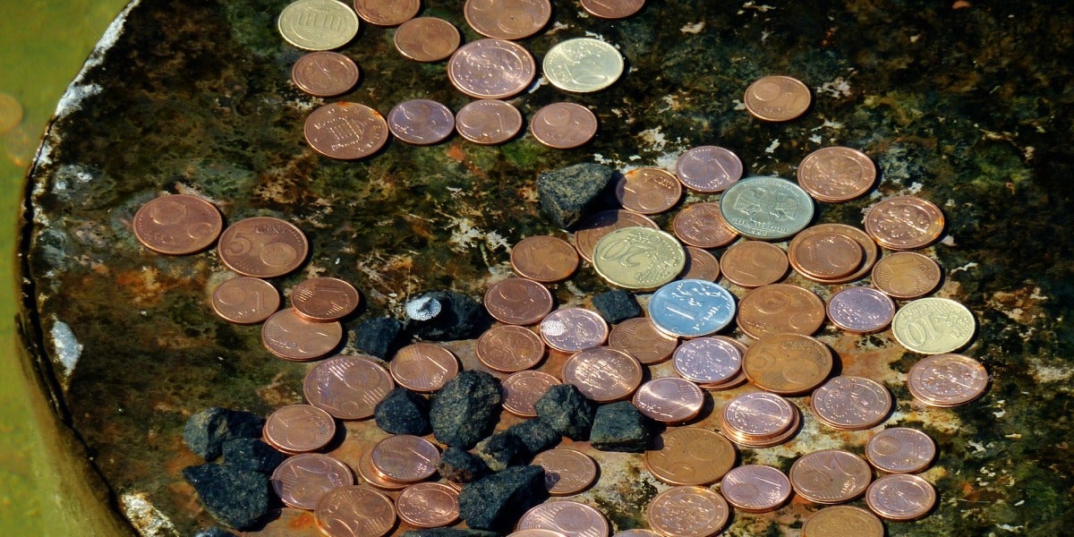 Monedas en el fondo de una fuente