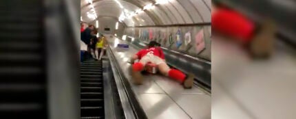 Un hombre se tira por las escaleras del metro como un tobogán