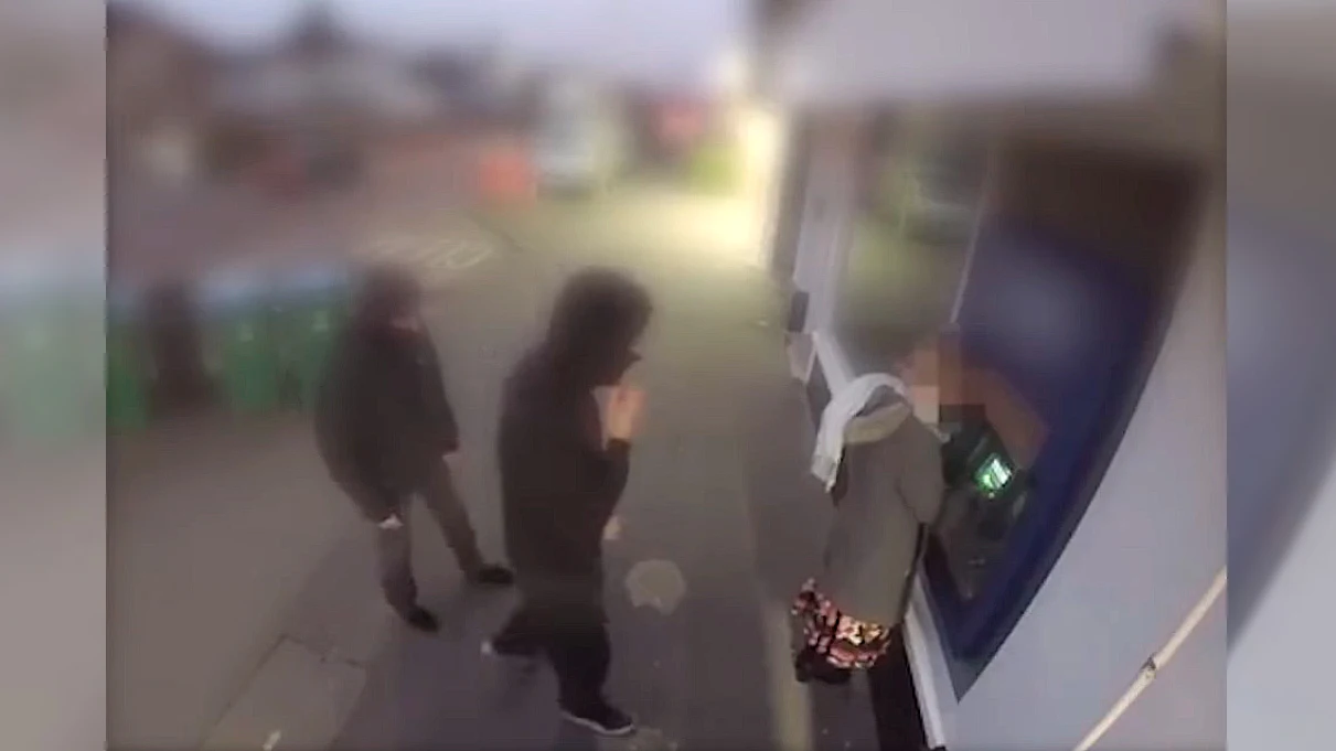 Intentan robar a una señora en Reino Unido Intentan robar a una señora en Reino Unido