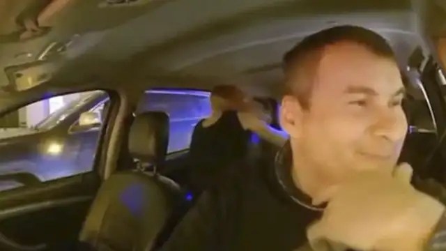 Una pareja tiene sexo en el taxi en Moscú