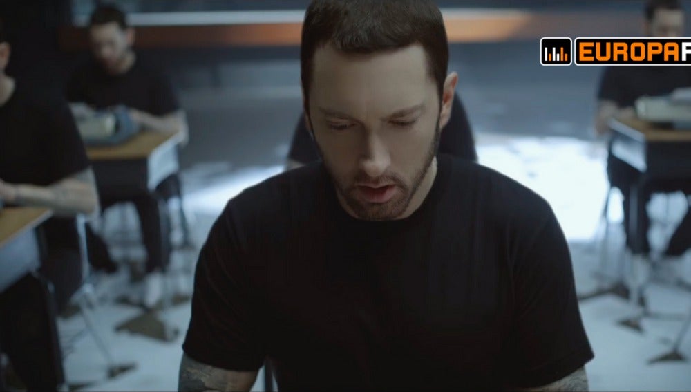 Eminem en el vídeo de 'Walk on Water'