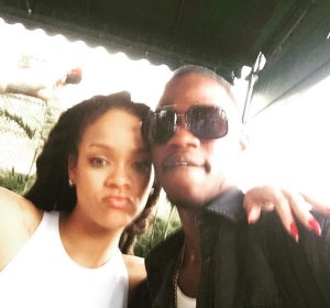 Rihanna junto a su primo pequeño Rihanna junto a su primo pequeño