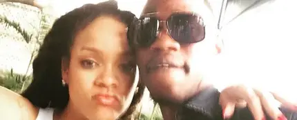 Rihanna junto a su primo pequeño Rihanna junto a su primo pequeño