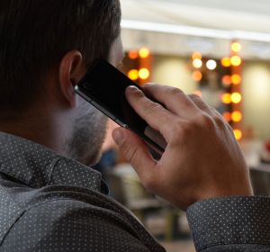 Foto de un hombre hablando por teléfono Foto de un hombre hablando por teléfono