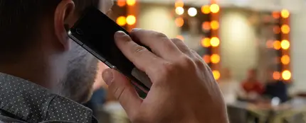 Foto de un hombre hablando por teléfono Foto de un hombre hablando por teléfono