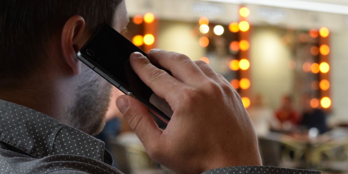 Foto de un hombre hablando por teléfono