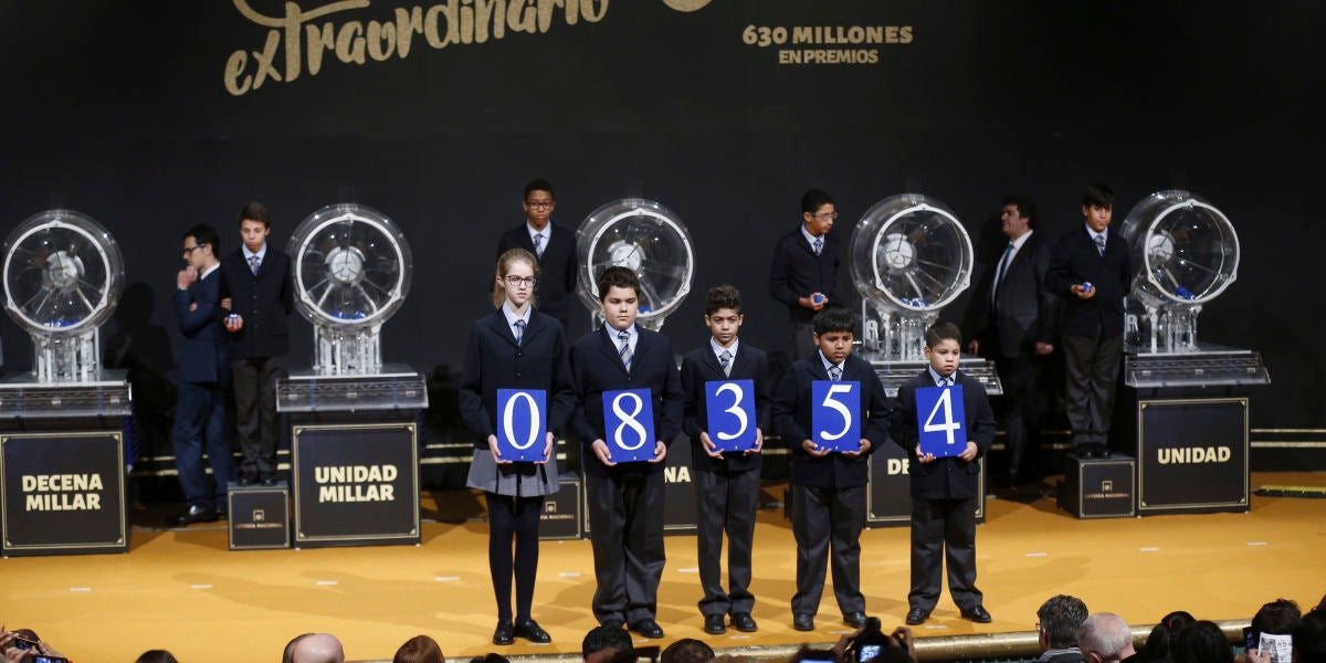 Primer premio del sorteo extraordinario de la lotería de El Niño 2017 fue para el número 08.354